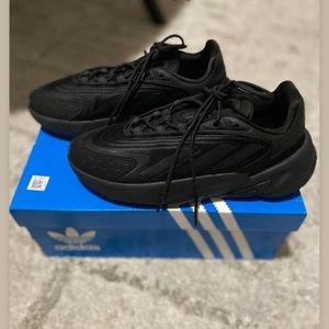 Adidas Ozelia sneakers